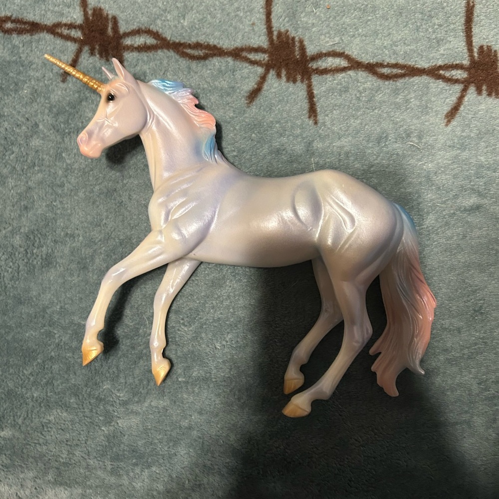 •BREYER HORSE                    Elegant Unicorn Figurine with Gold Horn